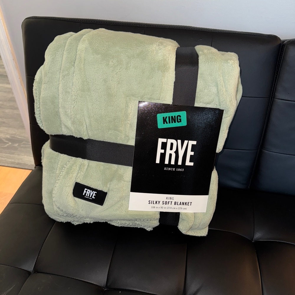 NWT Frye Silky Soft King Blanket Soft Green  - 108in x 90in